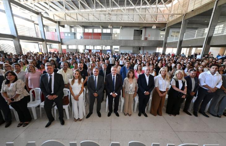 Jaldo entregó equipamientos a escuelas por 2.000 millones de pesos