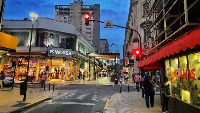 El comercio tucumano volvió a cambiar de horario desde este lunes