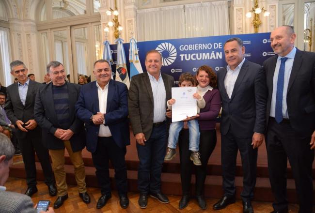 Avances en desarrollo urbano: 170 familias tucumanas recibieron sus escrituras