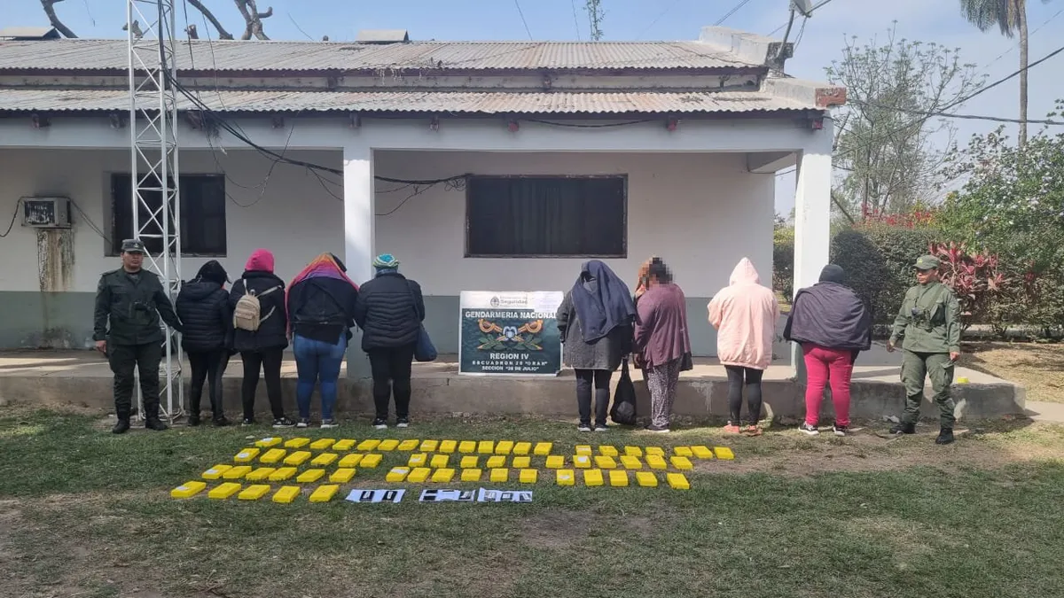 Atrapan a 10 mujeres con 62 kilos de cocaína en la Ruta Nacional 50
