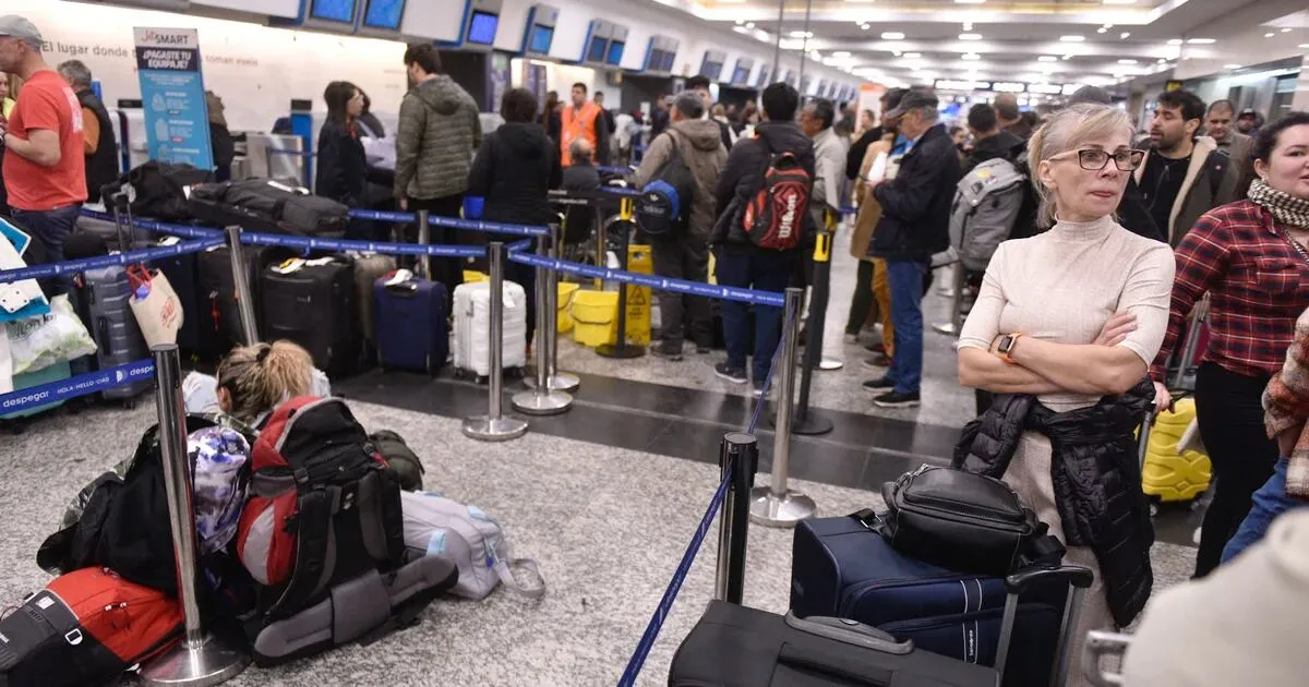 Paro de pilotos afecta a miles de pasajeros en Aeroparque y Ezeiza