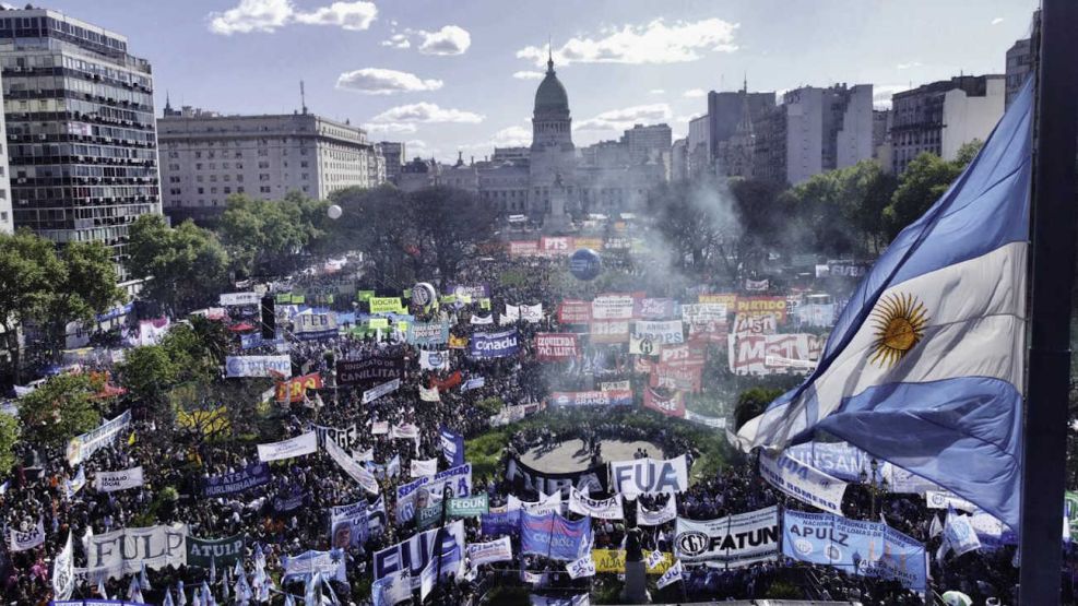 El Gobierno vetó la ley de Financiamiento Universitario tras la marcha