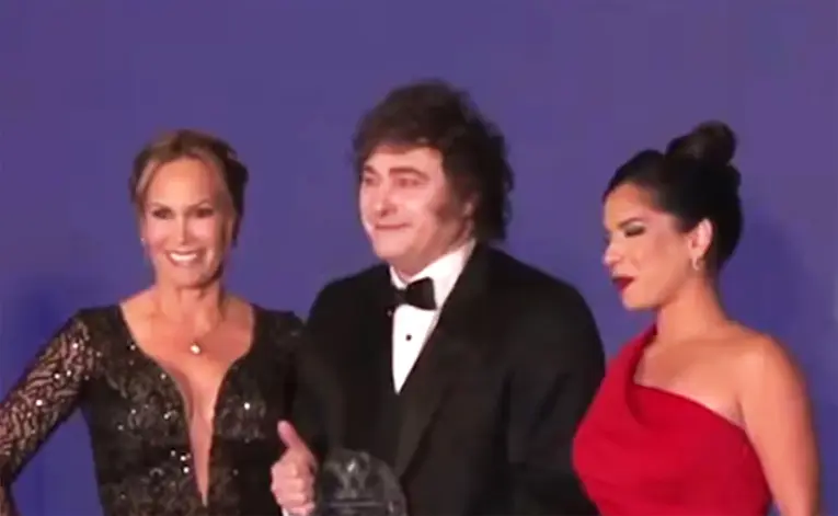 De smoking, Milei fue premiado en EEUU por su reforma económica: “Tengo esperanzas de que Trump luche contra la basura woke”