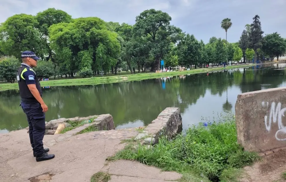 Municipales sorprendieron a un «trapito» tratando de cocinar un ganso del lago San Miguel