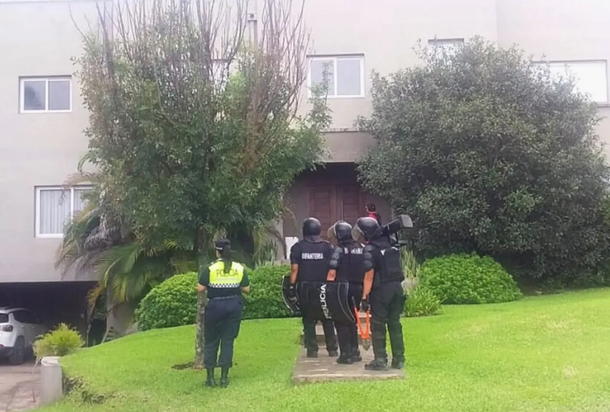 Usurpación de terrenos: secuestraron celulares, dinero, armas y documentación