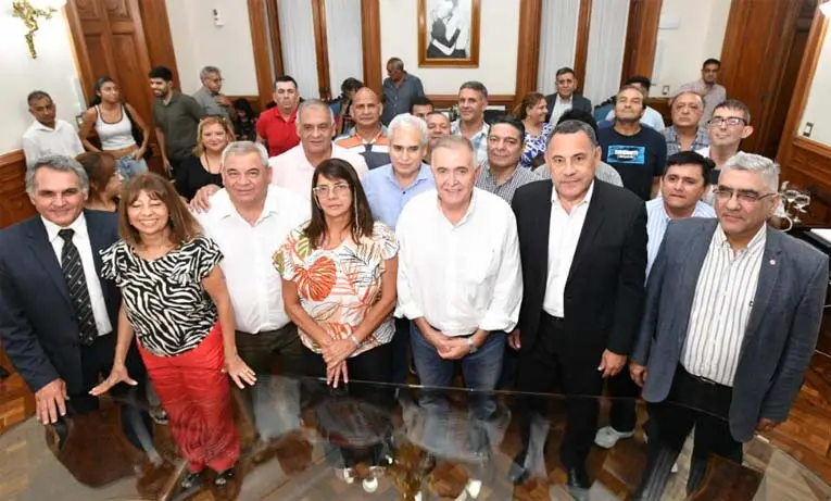 El gobierno firmó un acuerdo salarial con gremios docentes y las clases se inician el 5 de marzo