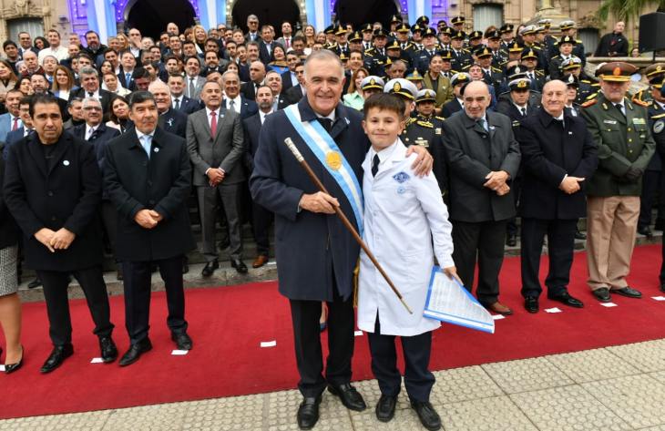 25 de Mayo: “Hay que colocar siempre la Bandera Argentina por sobre todas las ideologías”