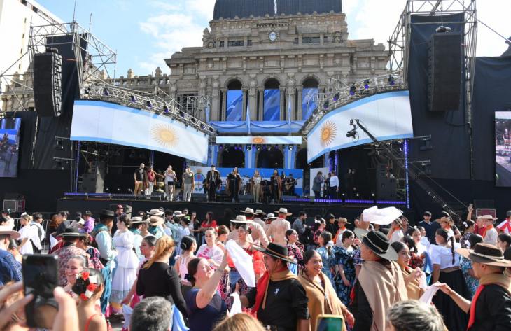 Tucumán comenzó a vivir la gran fiesta del 9 de julio en la plaza Independencia