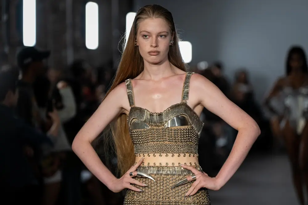 La hija trans de Elon Musk debuta como modelo en Nueva York