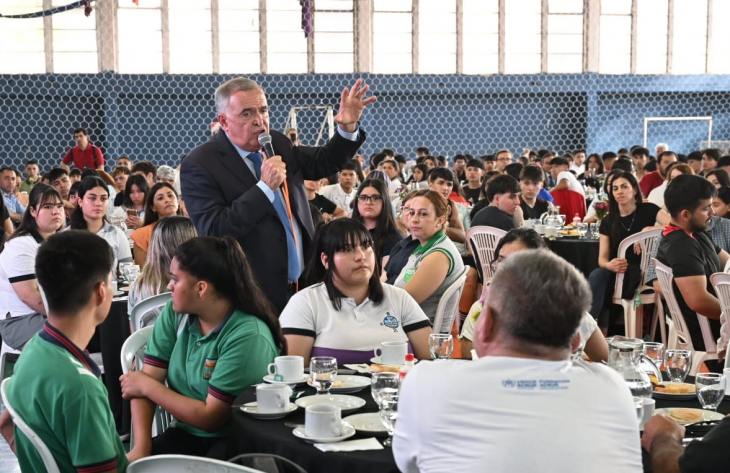 El gobernador desayunó con jóvenes de diferentes escuelas y colegios