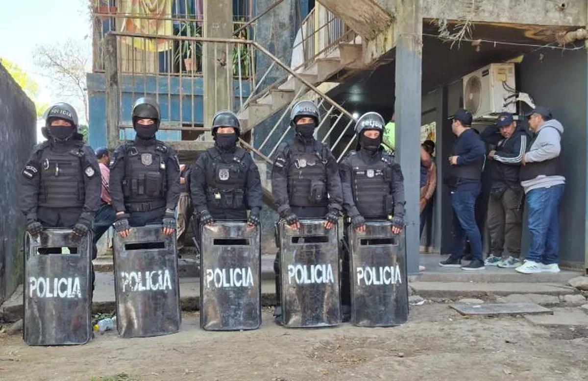 En operativos efectuados este lunes, la Policía secuestró celulares y computadoras en viviendas de familiares de “Chucky” Casanova.