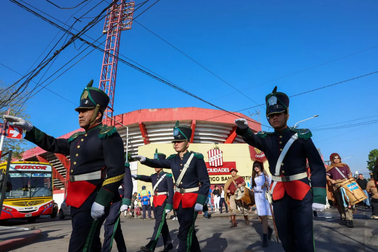 Vecinos, instituciones y autoridades participaron de la Marcha Civil en Homenaje a la Batalla de Tucumán