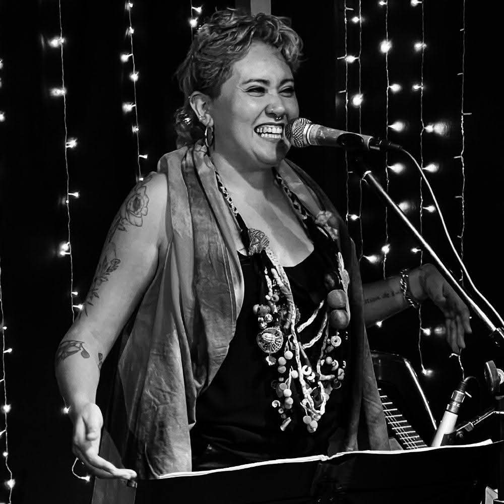 Mica Flores lanza su nuevo disco «Hablando de mi Tierra»