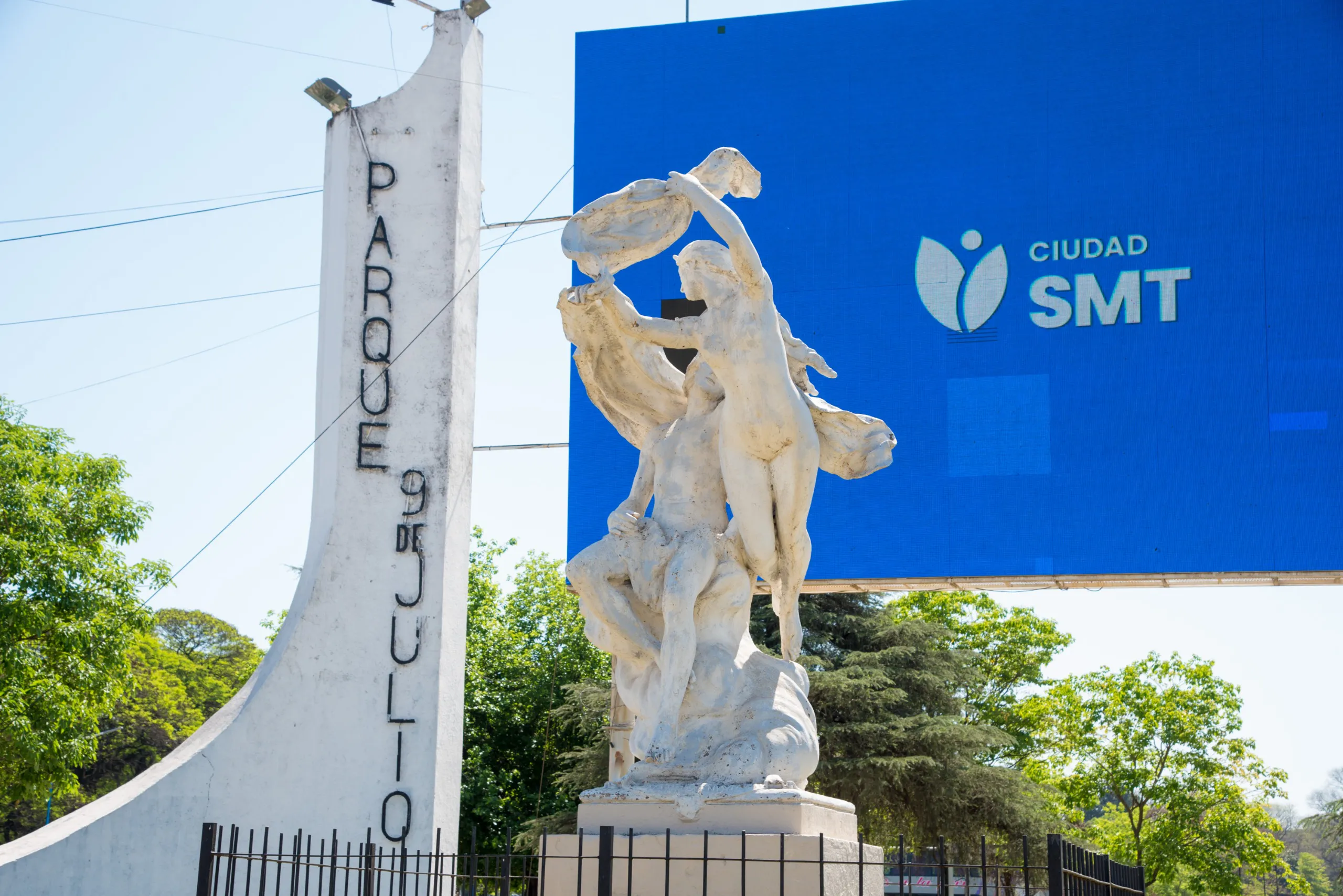 El Bus Turístico SMT estrena un paseo gratuito para conocer esculturas emblemáticas del Parque 9 de Julio