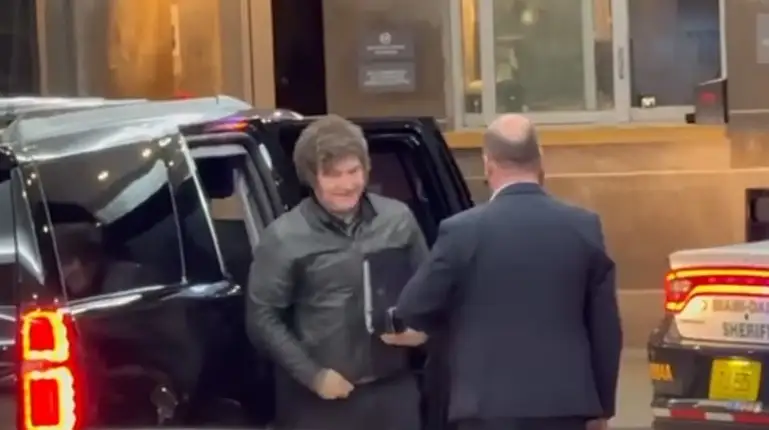 Milei llegó a Miami para disertar en una cumbre global de liderazgo y participar en la gala de la CPAC