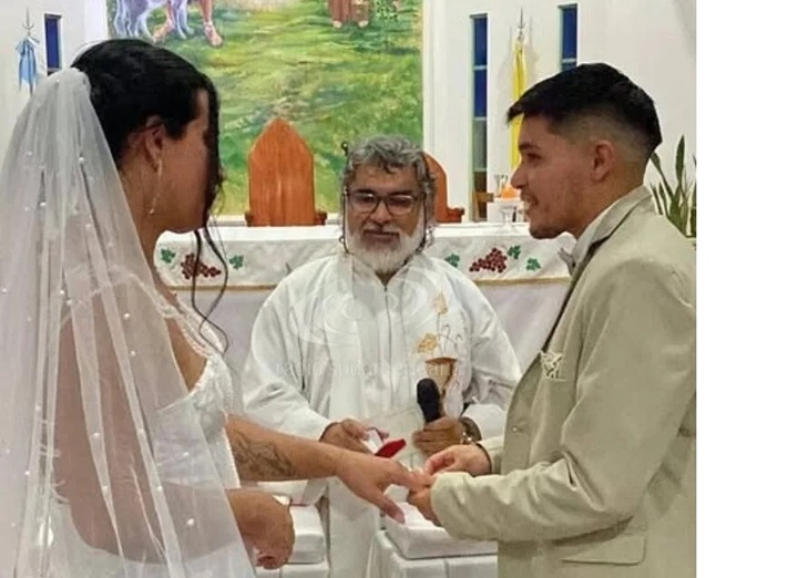Una pareja trans se casó en una Iglesia y el Arzobispado de Corrientes lo anuló y busca sancionar al cura que lo realizó