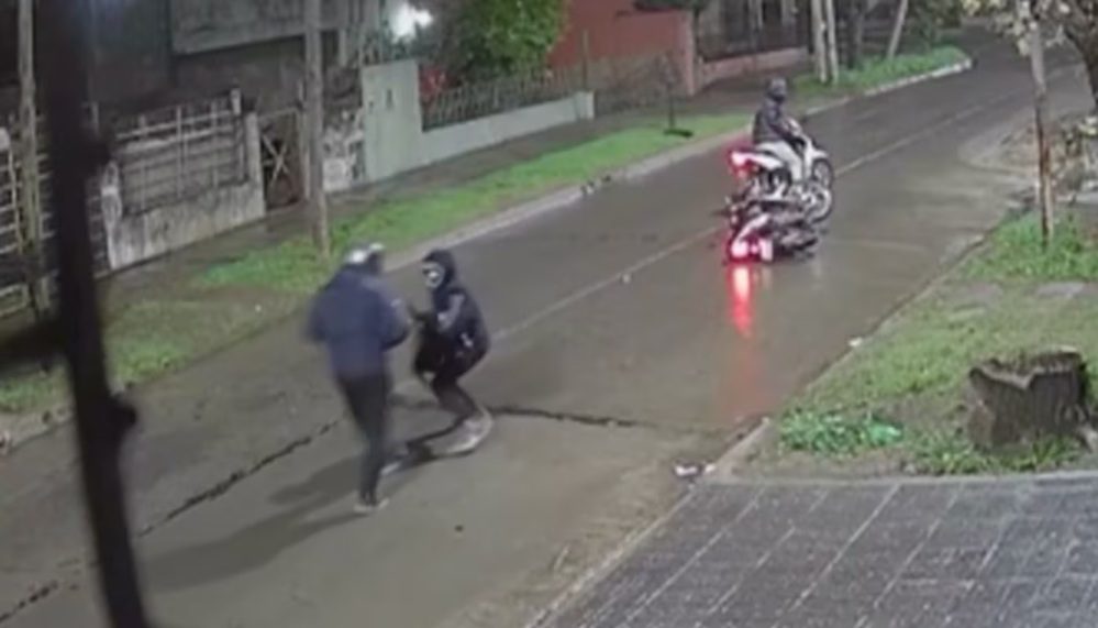 El momento en que dos motochorros asesinaron a un policía para robarle la moto